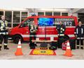 Bild: Feuerwehr Bärnau/exb
Die Feuerwehr Bärnau kann jetzt auch eine Drohne bei den Einsätzen verwenden. Das neue Ausrüstungsteil stellten (von links) von der Feuerwehr Thomas Ulrich, Christian Gleißner, Stellvertretender Kommandant Christian Schedl sowie Kreisbrandmeister Klaus Schicker vor.