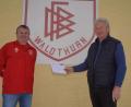 Bild: fvo
Peter Sollfrank (links) erhält aus den Händen von Franz Wittmann die Dankesurkunde im Rahmen des "DFB/BFV - Ehrenamtspreis2021"