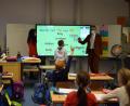 Bild: szl
Die Schüler der Klasse 2c und ihre Klassenleiterin Sabine Haidl (stehend, links) zeigen Bürgermeister Franz Stahl (stehend, rechts), wie die neue digitale Tafel funktioniert.
