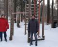 Bild: gz
Die Jugendbeauftragten Laura Roth und Bernd Reil besichtigen den Spielplatz am Wildpark, der noch vor dem Sommer neue Geräte bekommen soll.