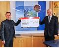 Bild: njn
Vorstandsvorsitzender Gerhard Hösl (links) überreichte den Spendenscheck an Bürgermeister Johannes Reger.