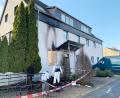 Bild: Gabi Schönberger
Am Tag nach dem Brand in einem Mehrfamilienhaus in der Parksteiner Straße in Weiden suchen Brandermittler der Polizei am Unglücksort nach Spuren und Beweisen zur Ermittlung der bislang nicht geklärten Ursache für das Feuer.