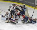 Archivbild: gb
Die Blue Devils empfangen am Freitag den Deggendorfer SC. Das Bild zeigt eine Szene aus dem ersten Heimspiel gegen die Niederbayern (2:3 nach Verlängerung) mit Chad Bassen und Nick Latta (am Boden). Am Sonntag treten die Weidener in Memmingen an.