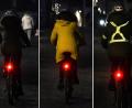Bild: Petra Hartl
Im direkten Vergleich wird klar, worum es geht (von links): Im dunklen Parka ist die Radlerin praktisch nicht zu sehen, nur das Rücklicht fällt auf. Mit einem hellen Anorak oder mit einem reflektierenden Gurt über dem dunklen Parka wird die Radlerin selbst auch sichtbar.