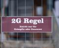 Symbolbild: Sebastian Kahnert
Auf einem Schild an einem Zaun wird auf die 2G-Regel hingewiesen.
