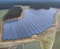 Bild: Thilo Hierstetter
Der Bau des Solarparks "Striegel" an der Verbindungsstraße vom Rosenberger Ortsteil Oberschwaig nach Hahnbach auf einem Areal von 8,4 Hektar ist mittlerweile abgeschlossen. Die Firma Prägefolien Kurz will damit etwa ein Viertel ihres Eigenstrombedarfs erzeugen.