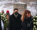 Bild: Nicolas Armer/dpa
Die Präsidentin des bayerischen Landtags, Ilse Aigner (CSU, Mitte), legt beim Gedenkakt in der Gedenkstätte KZ Flossenbürg Kränze nieder.