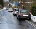 Bild: Bittner/exb
Das Parken auf den Gehwegen ist in der Konrad-Adenauer-Straße in Fuchsmühl erlaubt. „Unmöglich“, sagt Anwohner Hubert Bittner. Er fordert: "Das Schild muss wieder weg."