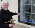 Bild: do
Stolz präsentiert Martin Kohl unter anderem nautische Messinstrumente aus massivem Messing im Schaufensterl, wie sie bereits zu Zeiten der Entdeckerreisen die Seefahrt erleichterten.