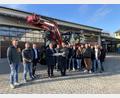 Bild: Matthias Meier, Landratsamt Schwandorf/exb
Armin Wild (Dritter von links), der Leiter der Außenstelle, Josef Most (Vierter von links), sowie Lehrkräfte und Schüler nahmen von Landrat Thomas Ebeling (Sechster von links) das symbolische Kennzeichen und den Schlepper in Empfang.