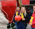 Bild: Hirsch
Die Ideengeber Nina Klein (rechts) und Lorena Kaiser (Mitte) übergaben Oberbürgermeister Andreas Feller (links) einen Betrag von 3050 Euro zugunsten des Schwandorfer Hilfswerkes.