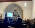 Bild: wku
Pfarrer Roland Kurz referiert in der evangelischen Kirche in Hirschau über Verschwörungstheorien.
