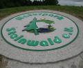 Archivbild: fpoz
Am neuen Waldershofer Kreisverkehr macht ein schmuckes Wappen auf den Naturpark Steinwald aufmerksam.