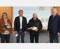 Bild: gf
SPD-Gemeinderätin Waltraud Lobenhofer (links) ist Ende vergangenen Jahres mit der Kommunalen Verdienstmedaille geehrt worden. Günter Himmerer (Zweiter von rechts) war 48 Jahre lang ehrenamtlicher Feldgeschworener. Ihnen danken Bürgermeister Hermann Böhm (Zweiter von links) und der Obmann der Feldgeschworenen im Gemeindebereich Poppenricht, Josef Weiß (rechts).