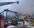 Bild: dob
Im Flossenbürger Ortsteil Altenhammer brennt eine Werkhalle der ARGE-Natursteinwerk.