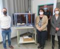 Bild: jzk
Rektorin Christine Wiesend, Lehrer Thomas Seitz und Konrektorin Iris Eckert (von rechts) bedankten sich bei Oliver Maier (links) von der Firma Siemens Healthineers für den neuen 3D-Drucker.
