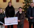 Einen Scheck über 2.195 Euro übergaben die drei Oberministrantinnen Lea Wolf, Annalena und Ronja Schroller an Pfarrer Markus Bruckner aus der diesjährigen Sternsingeraktion der Herz-Jesu-Pfarrgemeinde.