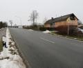 Bild: ow
Die Anlieger am Sporrer wünschen sich, dass der Verkehr bei der Einfahrt ins Stadtgebiet von Neustadt am Kulm von Kemnath kommend durch einen Fahrbahnteiler und Querungshilfen gebremst wird. Bei Sportveranstaltungen queren hier viele Fußgänger die Staatsstraße.