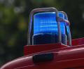 Symbolbild: Robert Michael/dpa
Ein Blaulicht leuchtet auf dem Dach eines Einsatzfahrzeugs der Feuerwehr.