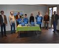 Bild: jr
Große Freude an der Johann-Andreas-Schmeller-Mittelschule Tirschenreuth: Am Mittwochvormittag überreichten die Wirtschaftsjunioren Nordoberpfalz und das Liebensteiner Kartonagenwerk Mini-Roboter und Bausätze im Wert von 1500 Euro. Es ist dies die siebzehnte Mittelschule der Nordoberpfalz, die in den Genuss dieser Zuwendung kam. Mit dabei waren (von links) Armin Engel (Staatliches Schulamt), Philipp Rank, Bürgermeister Franz Stahl, Marion Fischer (Kartonagenwerk), Fachlehrerin Carina Rieger, Schulleiter Jürgen Bayer, Florian Rieder (IHK) und Wirtschaftsförderer Dr. Volker Höcht.