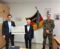 Bild: lg
Bei der Spendenübergabe von links Bürgermeister Rudolf Teplitzky, Stiftungsvorsitzender Michael Koller und stellvertretender Bataillonskommandeur Michael Zweers. Der übergebene Symbolscheck weist nicht den Gesamtspendenbetrag von 1500 Euro aus.