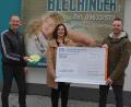 Bild: jr
Geschäftsführer Ralph Blechinger (rechts) und Seniorchef Axel Blechinger überreichten den Erlös aus dem Christbaumverkauf in Höhe von 1000 Euro an Lichtblicke-Schirmherrin Claudia Grillmeier.