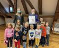 Bild: hir
Kindergartenleiterin Daniela Kielhorn verabschiedete nach 16 Jahren Karl Hirmer als wirtschaftlichen Geschäftsführer des Franziskuskindergartens.