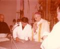 Repro: pi
Diözesanbischof Rudolf Graber (Zweiter von rechts) konsekriert 1973 die Pfarrkirche. Den feierlichen Akt verfolgen Pfarrer Willibald Männer, Maurermeister Herbert Blödt und der Bischöfliche Sekretär Höllerzeder (von rechts).