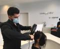 Bild: ihl
Khamkin Husein wollte unbedingt Friseur werden. Er hat nicht auf- und Lisa Hermann ihm die Chance gegeben. Jetzt ist er Geselle mit einem Faible für Schneiden und Föhnen.