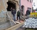 Bild: ubb
Vor der Maueröffnung in der Hauswand besprechen Alfred Wolf, Wolfgang Giehl, Edgar Zwerenz und Georg Sollfrank (von links), wie es weitergehen wird mit der Installation des Sudhauses. Die spektakuläre Aktion führte dazu, dass einige Uneingeweihte dachten, die Hausfront sei in dem maroden Gebäude zusammengekracht.