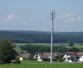 Bild: Houschka
Wenn es um das neue Baugebiet am östlichen Dorfrand von Knölling geht, kommt man am Sendemast nicht vorbei. Die vor ihm in Richtung der bereits stehenden Häuser liegende Fläche gehört der Gemeinde. Was sich hinter dem gegen Protest in die Landschaft gestellten Turm befindet, würde unbebaut bleiben.