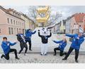Bild: u
Das Maskottchen der Narrhalla Hirschau heißt Monti. Der Vorstand entschied sich unter 25 Einsendungen für den Vorschlag von Anna Lena Kuhr (von links): Präsidentin Regina Merkl, Anna Lena Kuhr, Hofmarschall Martin Merkl, Maskottchen Monti, Vizepräsidentin Michaela Meier und Elferrat Sandro Gärtner.