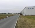 Bild: lnz
Auf der freien Flächen gegenüber der bestehenden Halle an der Oberteicher Straße soll das neue Logistikzentrum der Schott AG entstehen. Seit September 2021 läuft das vom Stadtrat eingeleitete Verfahren zur Schaffung von Baurecht in dem Gebiet.