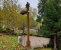 Bild: Martin-Kurt Hlavatý
Das Kreuz mit dem fehlenden Arm auf dem Friedhof von Dobrá Voda (Gutwasser) steht symbolisch für die fehlende deutsche Bevölkerung.