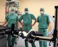 Bild: Bernhard Krebs/vor
Professor Heiko Graichen, Dr. Wolfgang Scior und Stephanie Ritt, Leiterin des OP-Pflegeteams (von rechts) stellten die Vorteile des neuen "Rotex Table" an der Klinik Lindenlohe vor.
