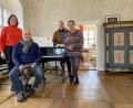 Bild: Bäumler/fph
Platz für Hauskonzerte bietet das Wohnzimmer. Auf dem Bild (von links) Sonja Helfrecht-Riedel, Philipp Riedel, Hubert Besold von der Denkmalbehörde und Regine Riedel. Ebenfalls auf dem Bild Hund Fritzi.