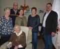 Bild: jr
Frieda Seidler (sitzend) feierte am Samstag ihren 95. Geburtstag. Dazu gratulierten unter anderem (von links) Tochter Gisela, Schwiegersohn Thomas, Tochter Anita und Tochter Andrea sowie Bürgermeister Stephan Schübel.