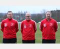 Bild: cgh
Tobias Heindl, Trainer der Hirschauer Kreisligamannschaft, bleibt eine weitere Saison, ebenso sein Co-Trainer Johannes Pfab (links) und Dominik Dontschenko (rechts), der die SG Ehenfeld/Hirschau in der A-Klasse Nord betreut.