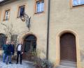 Bild: Wilhelm Amann
Das Gebäude Oberer Markt 8 ist eines der ältesten Häuser in der Nabburger Altstadt. Es gehört jetzt (von rechts) Robert Gerstl und Johann Wiederspan, die unter der Regie des Bauleiters Roland Lehnerer eine Sanierung planen.