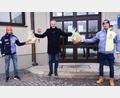 Bild: Frauenreuther, Margit [fmt]
Der Abstand bleibt gewahrt, stellvertretend für den ganzen Ort verabschiedet Bürgermeister Thomas Meiler (Mitte) die Flossenbürger Topkombinierer Eric Frenzel (links) und Terence Weber (rechts) zu den olympischen Winterspielen in Peking.