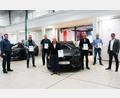 Bild: Laura Popp, Fischer Automobile GmbH/exb
Personalleiter Markus Kallmeier (links), Geschäftsführer Thomas Fischer (rechts) und Betriebsleiter Roland Franz (hinten, Vierter von rechts) bei der Ehrung mit den Jubilaren.
