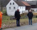 Bild: lgc
Das erste Kabel für die Breitbanderschließung wird wohl in Richtung Neumühle führen. Jürgen Höreth von der Telekom, Bürgermeister Johannes Schmid und Alexander Strauß vom Bauhof besichtigten den Streckenverlauf.