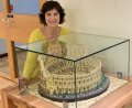 Bild: ero
Ein Miniatur-Kolosseum hat Lateinlehrerin Irene Grünauer für das Erasmus-Gymnasium erbaut.