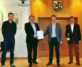 Bild: Karoline Gajeck-Scheuck/exb
Die Stadtwerke Amberg Versorgungs GmbH beliefern die Stadt Vilseck weiter mit Gas (von rechts): Stadtwerke-Geschäftsführer Stephan Prechtl (rechts), vom Stadtwerke-Energiehandel & Vertrieb Florian Andersch, Bürgermeister Hans-Martin Schertl und der Vilsecker Stadtkämmerer Freddy Pröls.