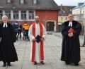 Bild: dob
Diakon Fabian Endruweit (Mitte) beendet nun seine Zeit in der evangelischen Kirchengemeinde in Vohenstrauß und wechselt an das evangelische Jugendwerk nach Weiden. Stellvertretender Dekan Thomas Berthold (rechts) und Vakanzvertreter Pfarrer Georg Hartlehnert (links) geleiten Endruweit auf seinen letzten Metern hinaus.