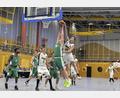 Bild: Hubert Ziegler
Patrick Laramy von der BSG Amberg-Sulzbach im Kampf um den Ball unter dem Korb mit seinem Ansbacher Gegenspieler. Links lauert sein Mannschaftskollege Andreas Krieger auf den Ball, während sich Andre Kauz und Wladimir Spulin (von rechts) in der Zuschauerrolle befinden.