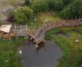 Bild: Stefan Hilgenfeld/exb
Ein Blick auf das Umweltareal: Entstanden ist ein Teich, ein Damm aufgeschichtet, eine künstliche Industriebrache sowie ein Erlebnissteg mit Hängebrücke und Sitzbereich. Infotafeln klären über das Grüne Band auf.