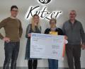 Bild: jr
Einen Scheck über 3000 Euro für die Aktion Feuerkinder erhielt Dr. Annemarie Schraml (Zweite von rechts) vom Backhaus Kutzer. Überreicht haben ihn Robert Kutzer (rechts), Patrick Kutzer und Verena Kutzer.