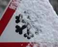 Symbolbild: Karl-Josef Hildenbrand
Schneebedeckt ist ein Warnschild das auf Schneeglätte hinweist. Die winterlichen Straßenverhältnisse führten zu drei Unfällen im Raum Oberviechtach/Schönsee.