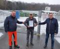 Bild: Gemeinde Teunz/exb
Michael Lorenz (links) übernimmt künftig die Aufgabe Erhard Stümpfls (Mitte), dem Bürgermeister Norbert Eckl (rechts) für seinen Einsatz dankte.